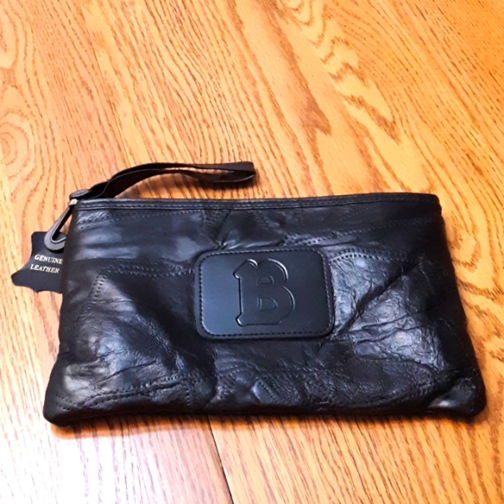 💥Seville Black 'B' Genuine Leather Wristlet